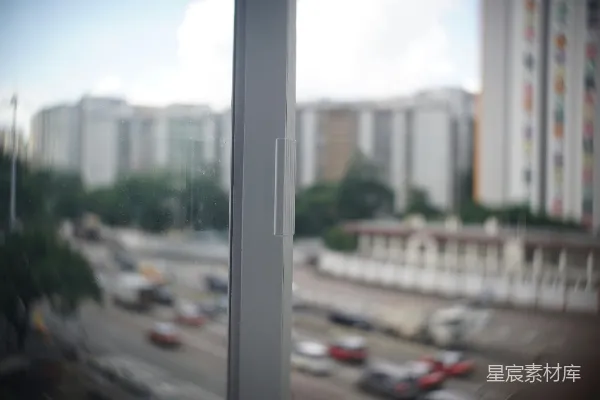 高清摄影 透过窗框看到的城市模糊景象