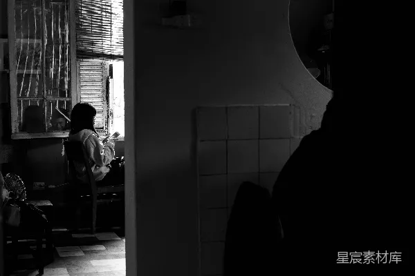 高清摄影 一个人的剪影在注视着另一个人。