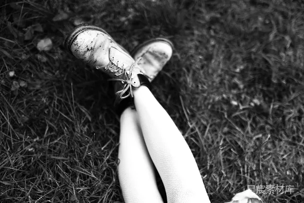 高清摄影 双腿交叉躺在草地上。