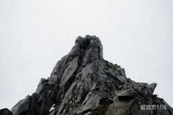 高清摄影 崎岖的山峰在多云的天空下。