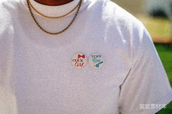 高清摄影 这件衬衫上有“team girl”和“team boy”的按钮。