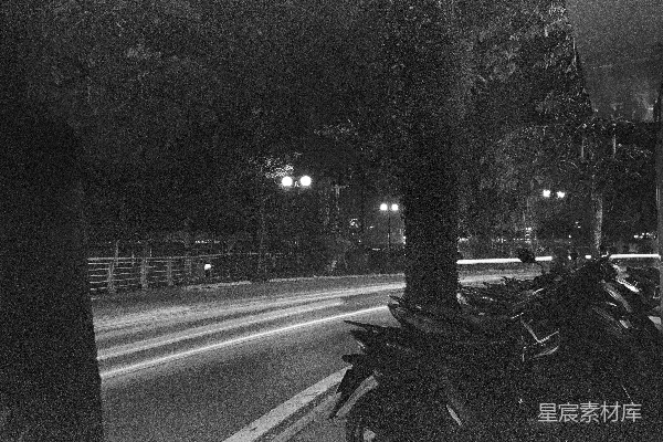高清摄影 一张夜晚街道的黑白照片