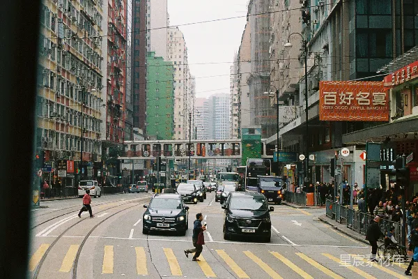 高清摄影 繁忙的香港街道，有车辆和行人。