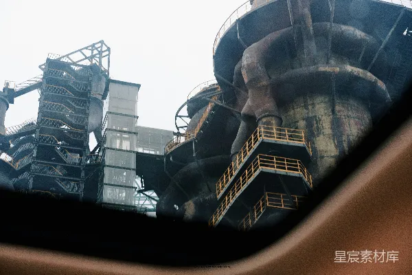 高清摄影 工厂大楼在后视镜中的倒影