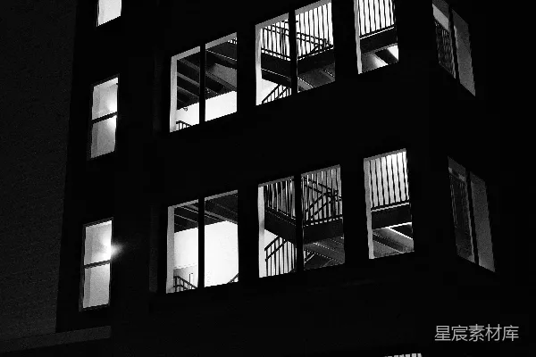 高清摄影 夜晚，灯光照亮了黑暗中的建筑。