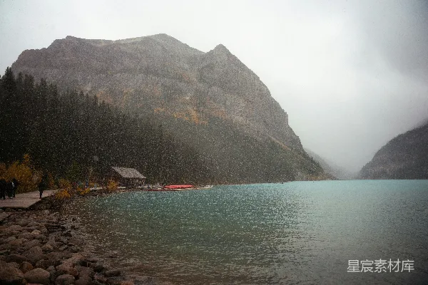 高清摄影 一片水域，背景中有一座山。