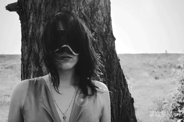 高清摄影 一个女人站在一棵树前