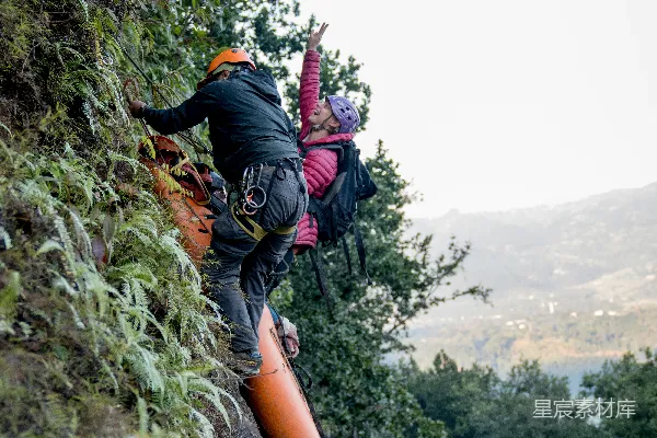 高清摄影 一个男人正在攀爬山壁