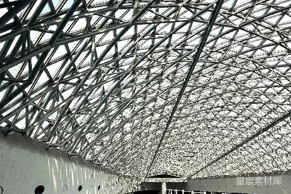 高清摄影 一座建筑物内部，屋顶是玻璃的。
