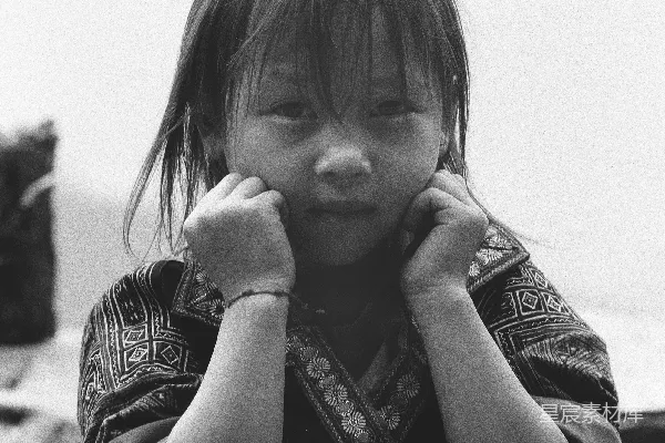高清摄影 一个站在那里的小女孩，双手放在脸上。