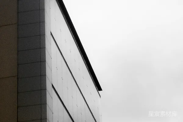 高清摄影 现代建筑外墙在阴云密布的天空下