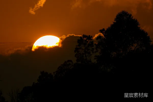 高清摄影 夕阳在云层后面落下。