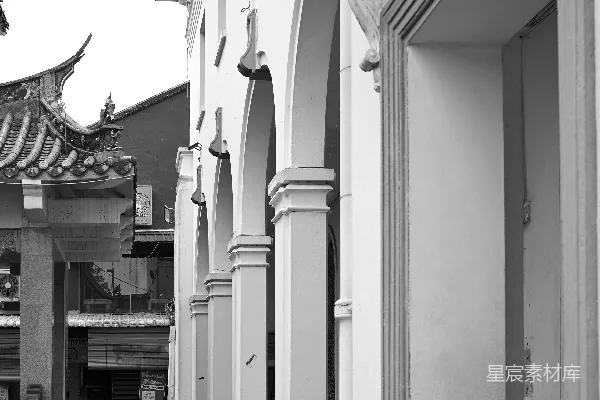 高清摄影 拱门和建筑在城市背景中。