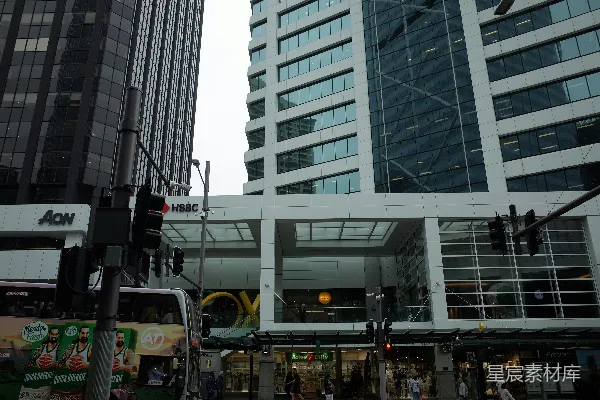 高清摄影 繁忙的城市街道，背景中有高耸的建筑物。