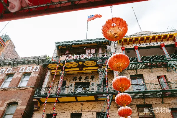 高清摄影 灯笼装饰着唐人街的街道。