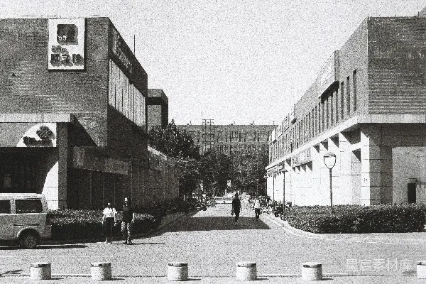 高清摄影 城市中的一条街道，两旁是建筑物和行人。
