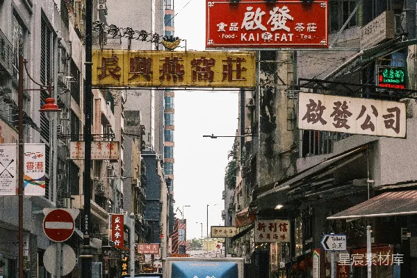 高清摄影 一条狭窄的香港街道，霓虹灯闪烁。
