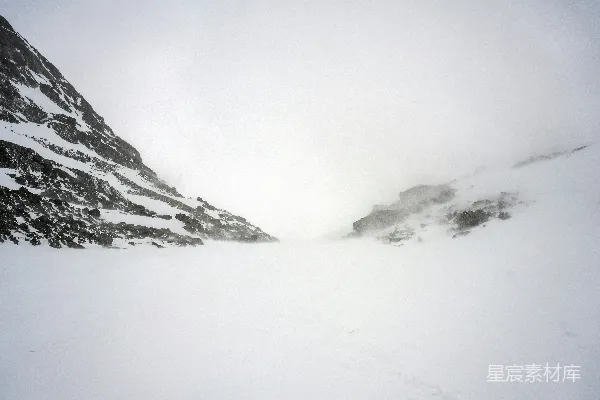 高清摄影 雪景中，山峦笼罩在薄雾之中。