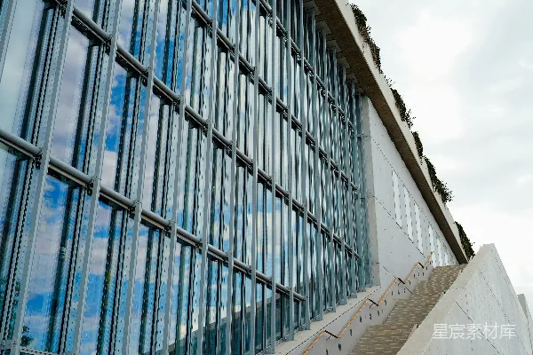高清摄影 现代化建筑，带有窗户和室外楼梯。
