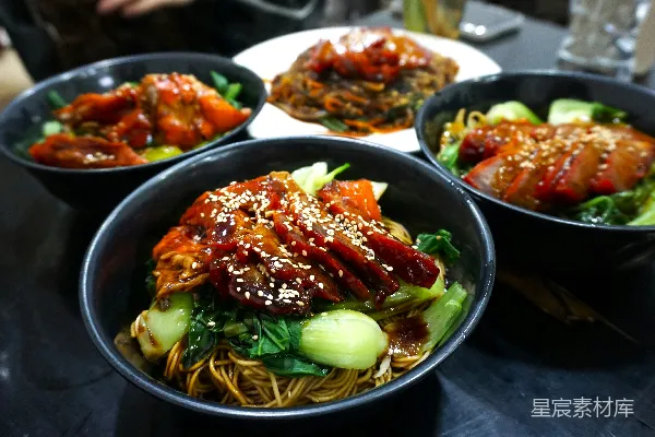 高清摄影 一张桌子上放着三碗食物。