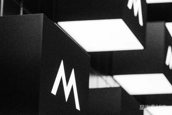高清摄影 带有白色“m”符号的地铁站标识。