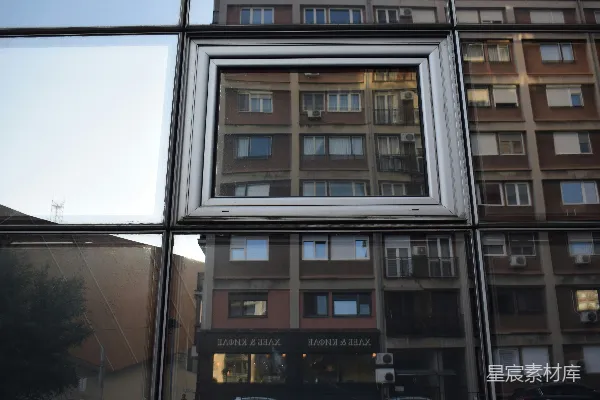 高清摄影 建筑物在窗户上的倒影