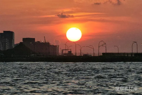 高清摄影 夕阳照耀在水面上。