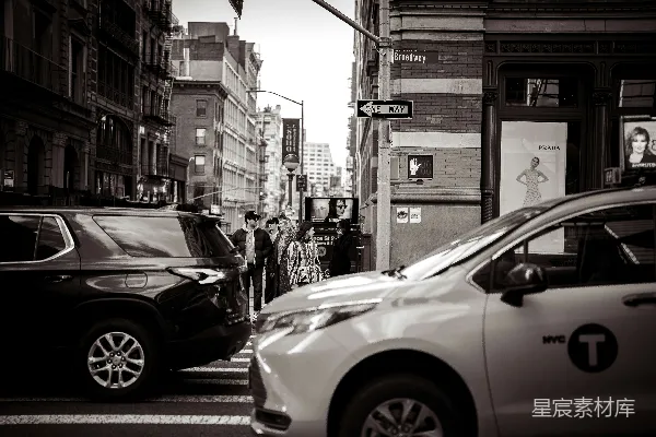 高清摄影 城市街道场景，有汽车和建筑物。
