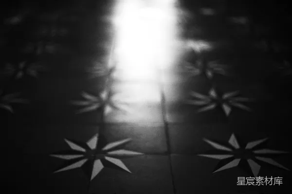 高清摄影 阳光在铺有瓷砖的地板上投射出星形图案