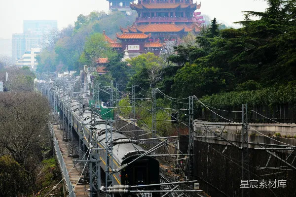 高清摄影 一列火车从传统的中式亭子下穿过。
