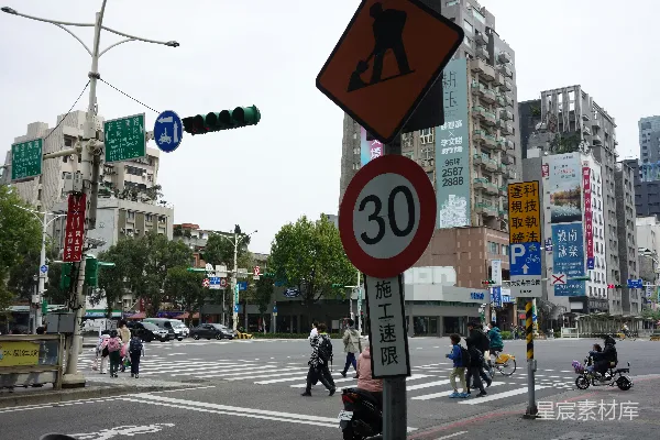 高清摄影 交通标志警告道路施工和限速。