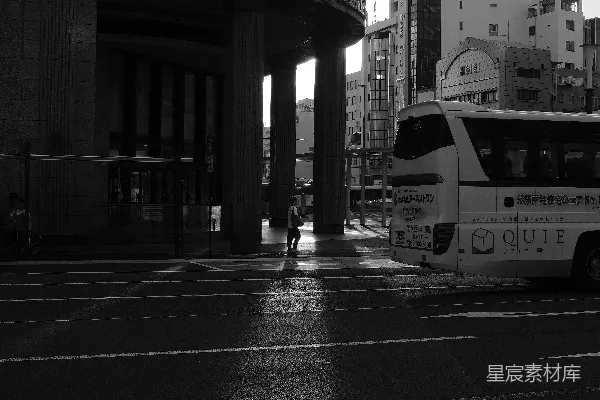 高清摄影 黑白的城市街景，一辆公交车。