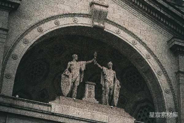 高清摄影 一座建筑前，两个手牵手的雕像