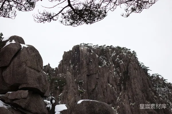 高清摄影 雪山山脉，岩石与树木。