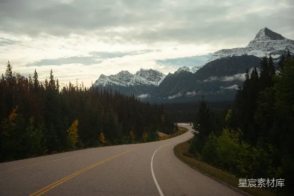 高清摄影 一条弯曲的道路，背景中有山。