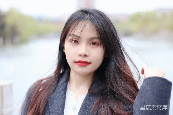 高清摄影 一个年轻女子摆姿势拍照。