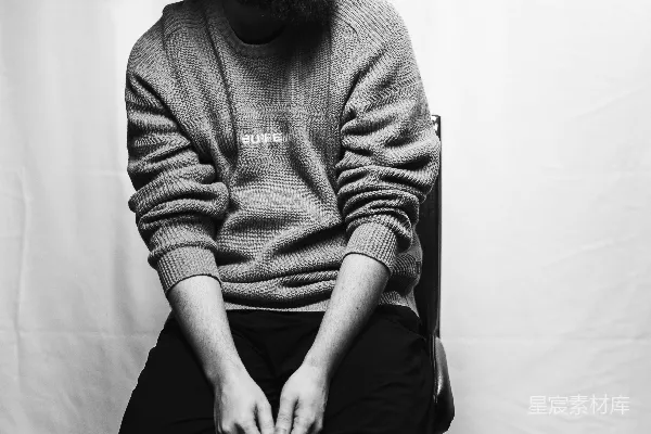 高清摄影 留着胡子的男人坐在椅子上
