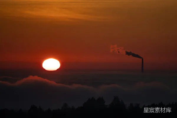 高清摄影 太阳正从云层和树木中落下。