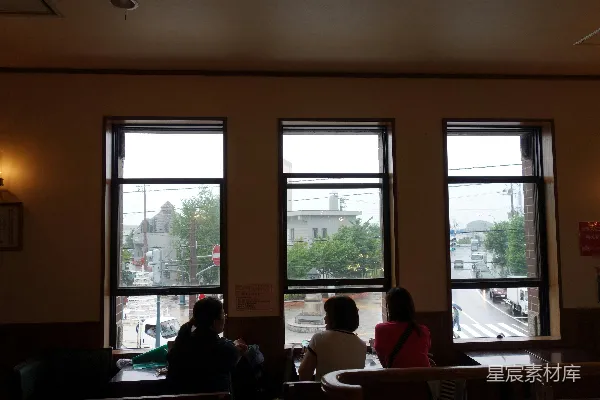 高清摄影 三个人坐在三扇窗户前。