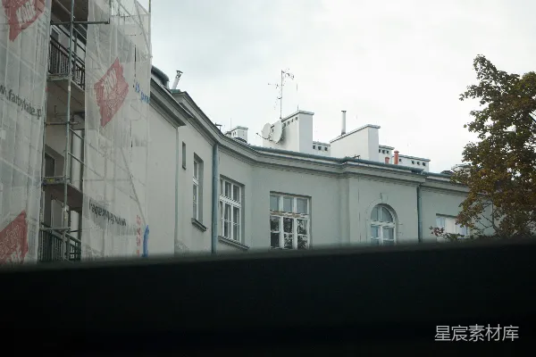 高清摄影 云层密布的天空下，带有窗户和天线的建筑物。