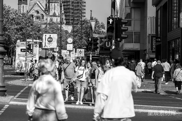 高清摄影 城市中过马路的人们。