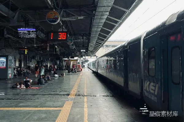 高清摄影 在车站等待乘客的车站