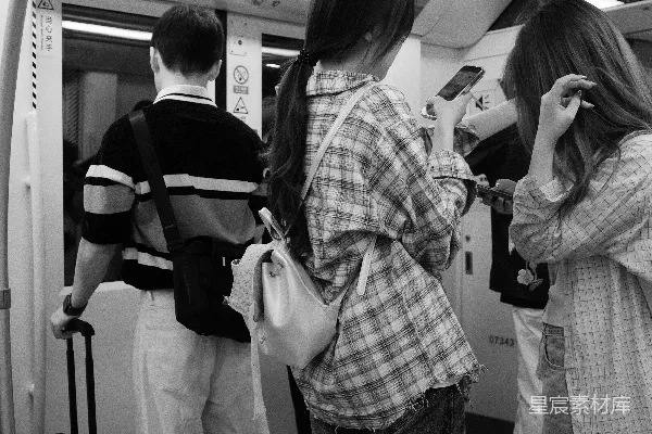 高清摄影 人们乘坐火车，低头看手机和行李。
