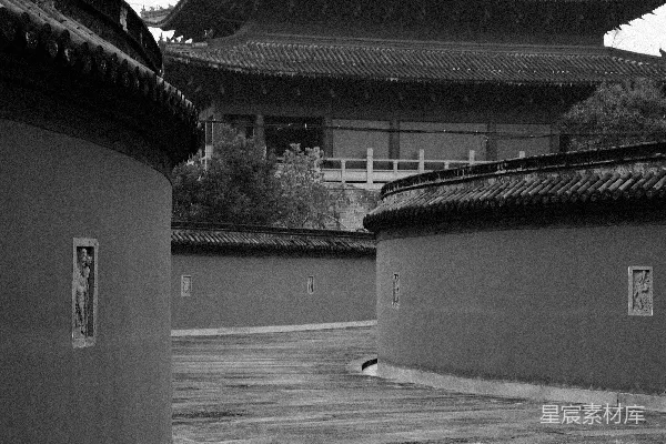 高清摄影 一张黑白照片，照片中是一个庭院，背景有一座宝塔。
