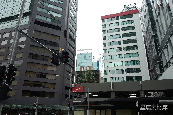 高清摄影 高楼大厦矗立在城市街道上。