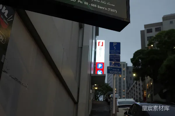 高清摄影 萨姆的厨房招牌在城市道路上亮着。