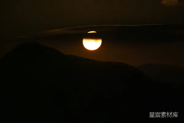 高清摄影 夕阳西下，笼罩在山脉之上