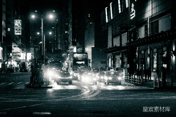 高清摄影 一张夜晚的城市街道黑白照片