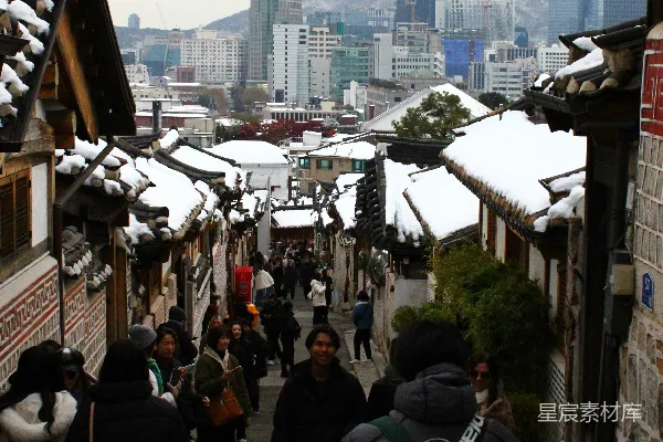 高清摄影 一群人走在覆盖着积雪的街道上