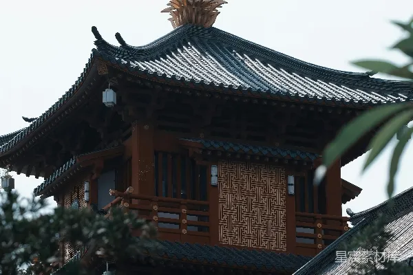 高清摄影 一座高塔，塔顶上有一个钟表